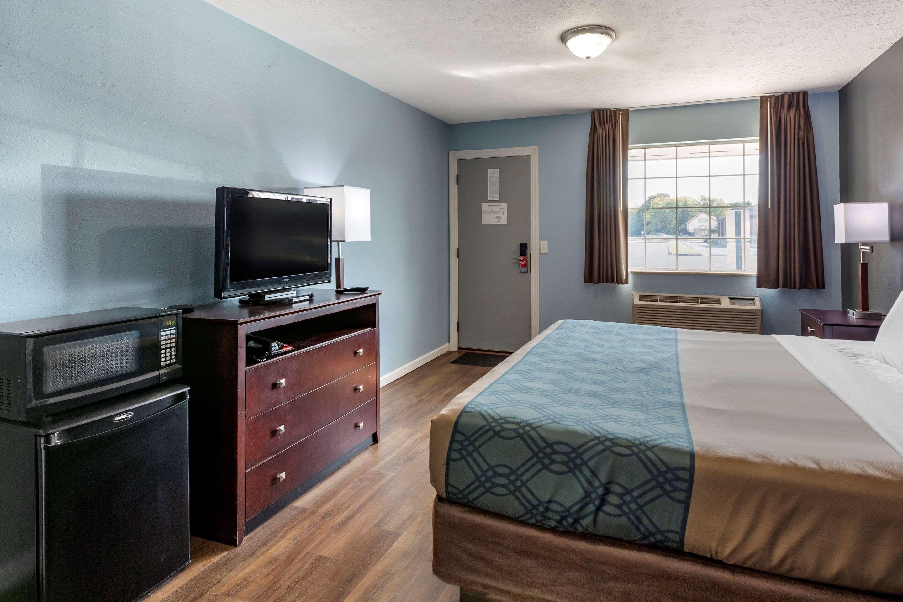 Econo Lodge Inn & Suites South Sandusky Exterior photo