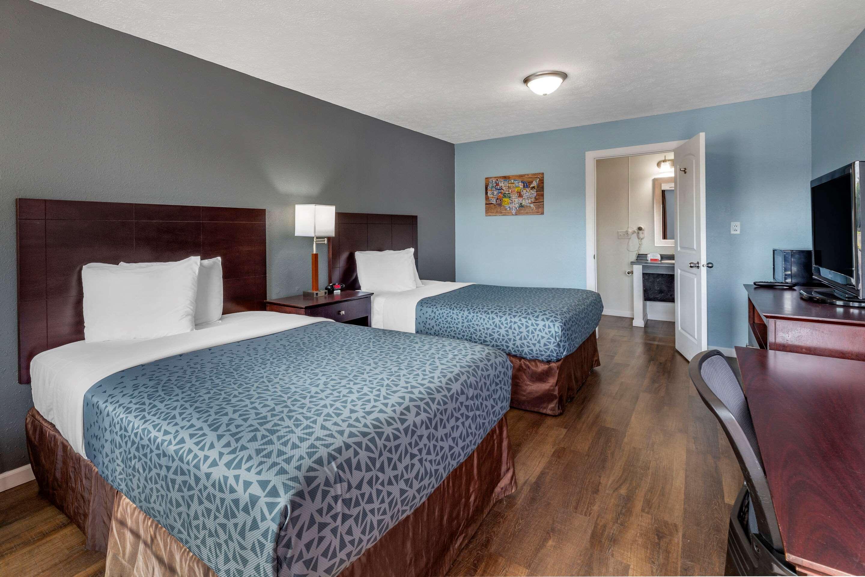 Econo Lodge Inn & Suites South Sandusky Exterior photo