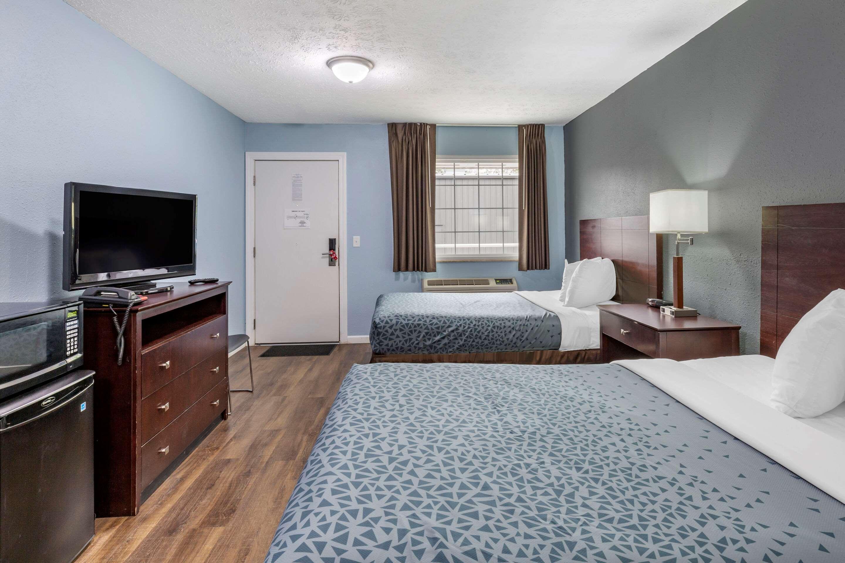 Econo Lodge Inn & Suites South Sandusky Exterior photo