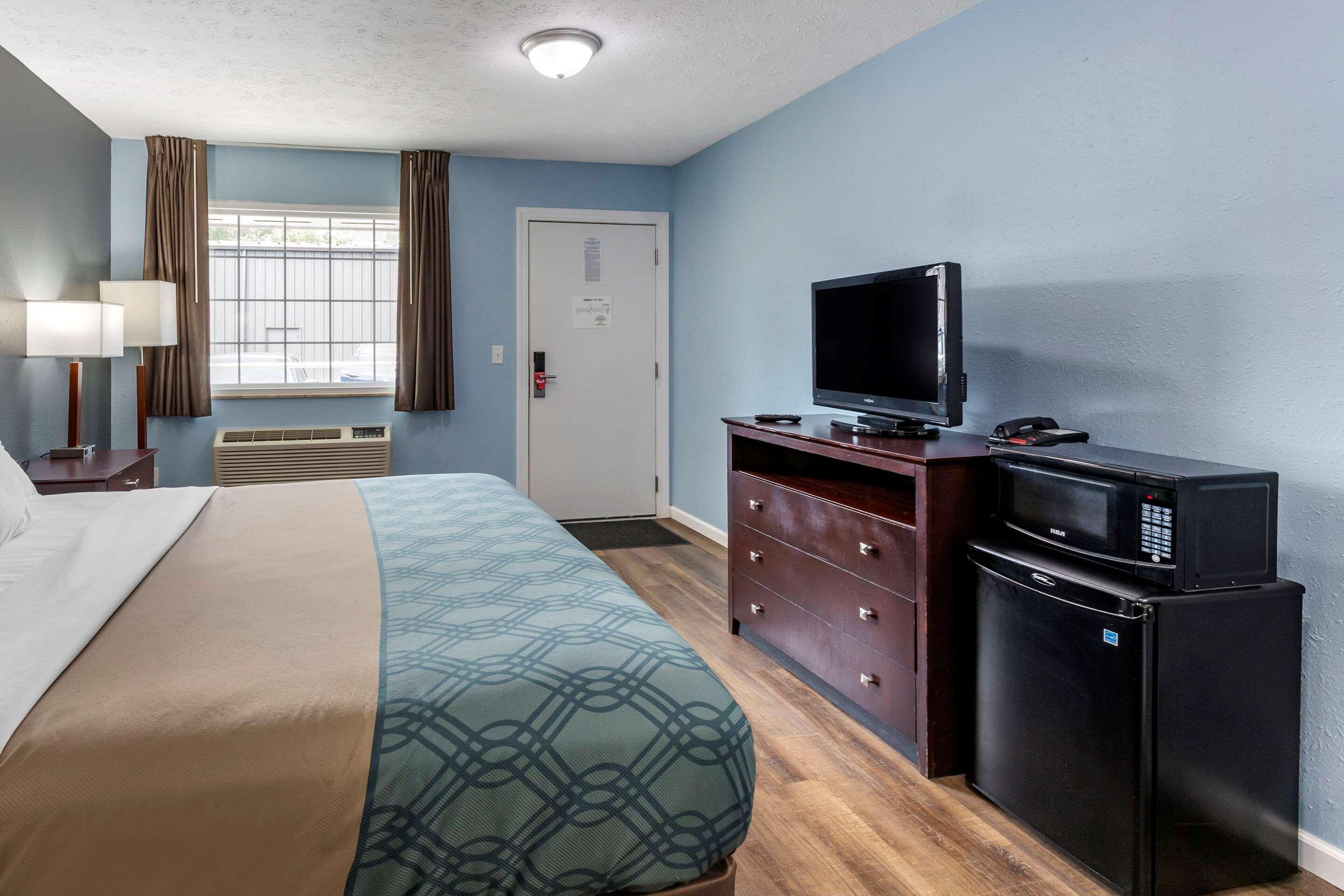 Econo Lodge Inn & Suites South Sandusky Exterior photo