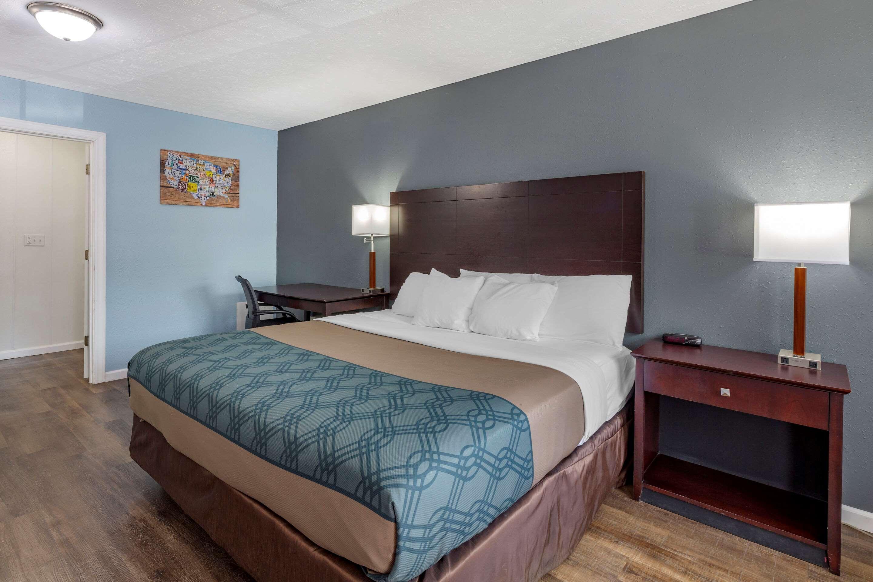 Econo Lodge Inn & Suites South Sandusky Exterior photo